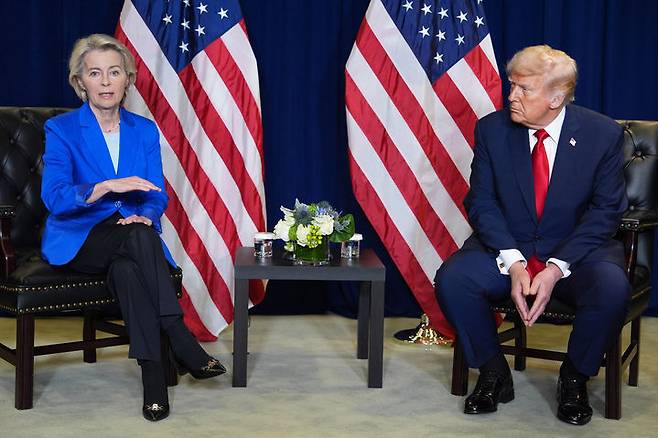 [뉴욕=AP/뉴시스] 19일(현지 시간) 월스트리트저널(WSJ)에 따르면 이번 주 스위스 다보스에서 열리는 세계경제포럼(WEF) 연차총회에 참석한 유럽 지도자들은 보복 대응 방안을 검토하고 있다. 사진은 도널드 트럼프 미국 대통령(오른쪽)과 우르줄라 폰데어라이엔 유럽연합 집행위원장이 지난해 9월 23일(현지 시간) 미국 뉴욕 유엔 본부에서 열린 유엔총회를 계기로 회담하고 있다. 2026.01.20.