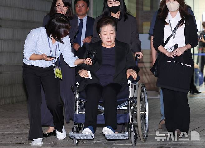 [서울=뉴시스] 황준선 기자 = 청탁금지법과 정치자금법 위반 등 혐의를 받는 한학자 통일교 총재가 지난해 9월 22일 오후 서울 서초구 서울중앙지방법원에서 열린 영장실질심사(구속 전 피의자 심문)을 마친 뒤 법정을 나서고 있다. (공동취재) 2025.09.22. photo@newsis.com