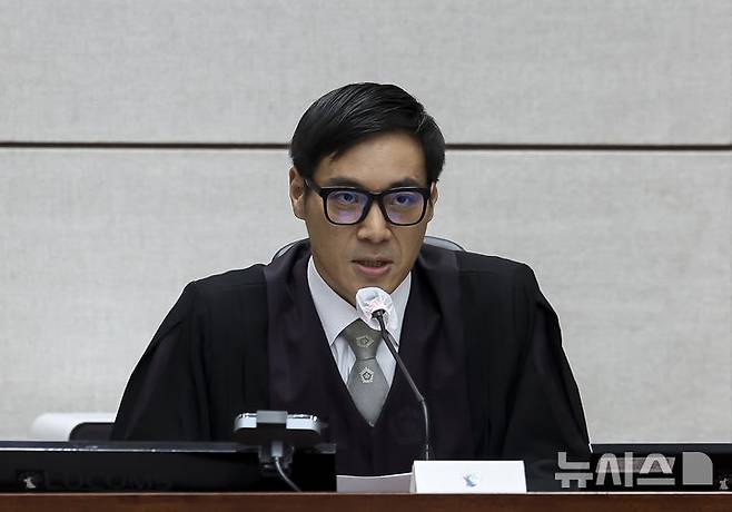 [서울=뉴시스] 사진공동취재단 = 백대현 부장판사가 지난해 9월26일 서울 서초구 서울중앙지방법원에서 열린 윤석열 전 대통령에 대한 '특수공무 집행 방해, 직권남용 권리행사 방해 혐의' 재판에서 발언하고 있다. 2025.09.26. photo@newsis.com