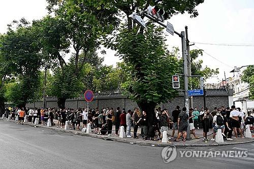 19일 캄보디아 주재 중국대사관 주변에 줄 선 중국인들 [AFP=연합뉴스 제공]