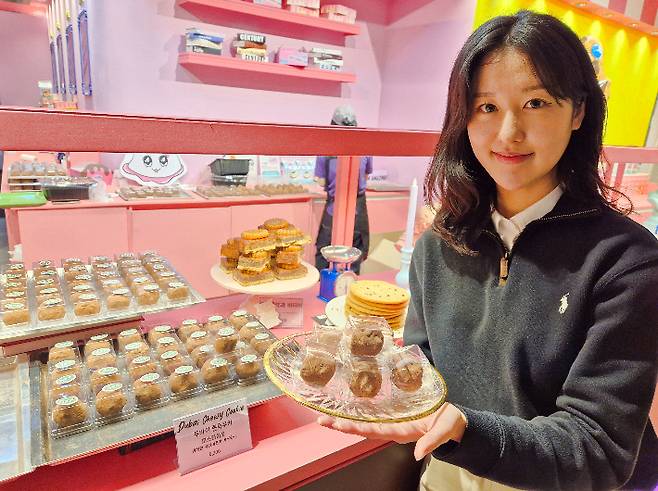 롯데백화점 부산본점 지하 1층 '남포당'에서 쫀득한 식감과 이국적인 풍미를 살린 두바이쫀득쿠키를 판매하고 있다. 롯데백화점 제공