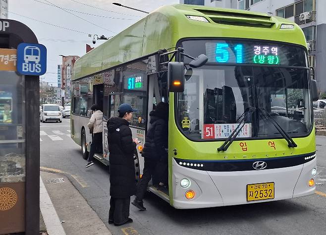 경주시내 한 버스정류장에서 청소년들이 시내버스를 타고 있다. 경주시 제공