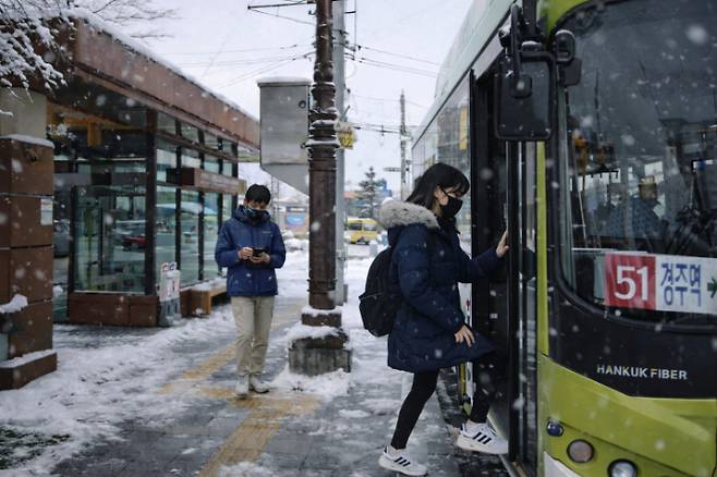 경주 황성공원·시립도서관 버스정류장에서 청소년들이 시내버스에 탑승하고 있는 모습을 가정한 AI 생성 이미지. 경주시 제공