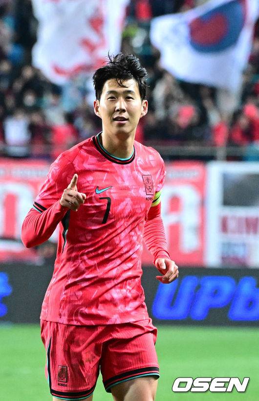 [OSEN=대전, 최규한 기자] 1년 8개월 만에 대표팀으로 돌아온 조규성이 골맛을 봤다. 손흥민도 프리킥 득점으로 한국을 승리로 이끌었다.홍명보 감독이 이끄는 한국축구대표팀(FIFA 랭킹 22위)은 14일&nbsp;대전월드컵경기장에서 볼리비아(76위)와 11월 A매치 1차전을 치러 2-0으로 승리했다.&nbsp;후반 한국 손흥민이 프리킥 선제골을 작렬시킨 뒤 기뻐하고 있다. 2025.11.14 / dreamer@osen.co.kr