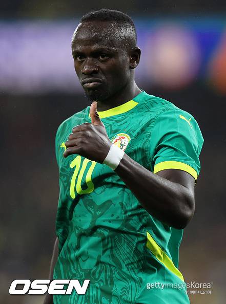 경기 도중에 라커룸으로 숨으라고? 차라리 지는 게 낫다 감독 저격한 마네→BBC 유일하게 매너 보였다