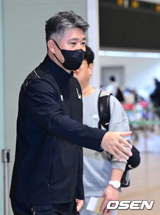 [OSEN=인천공항, 최규한 기자] 프로야구 SSG 랜더스 스프링캠프 선발대가 19일 오전 인천공항을 통해 미국 플로리다로 출국했다.SSG는 2026 시즌을 준비하기 위해 미국 플로리다주 베로비치에서 1차 스프링캠프를 펼친다.SSG 이숭용 감독이 출국을 앞두고 관계자들과 인사를 나누고 있다. 2026.01.19 / dreamer@osen.co.kr