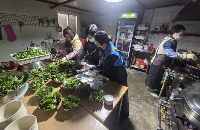 ▲행복무료급식소 주방에서 자원봉사자들이 조리 작업을 하고 있다. ⓒ프레시안(임성현)
