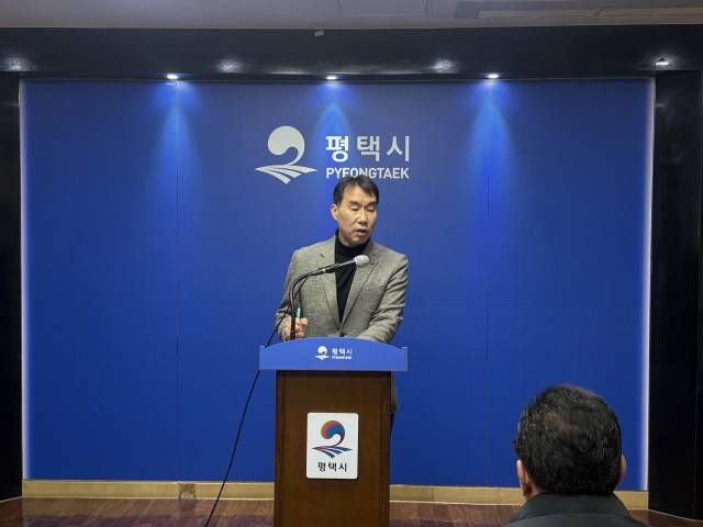 ▲더불어민주당 평택을 지역당원들이 20일 평택시청 브리핑룸에서 기자회견을 열고 오는 6.3 전국동시지방선거에서 진행될 국회의원 재선거와 관련, 전략공천이 아닌 공정한 경선이 진행할 수 있도록 중앙당 지도부에 촉구하고 있다.ⓒ프레시안(김재구)