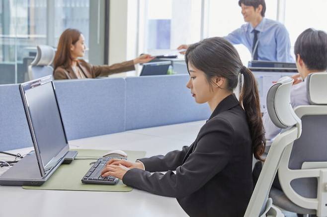 디지털 업무 환경이 일상이 되면서 ‘좌식 하루’가 표준 근무 형태로 굳어지고 있다. 게티이미지