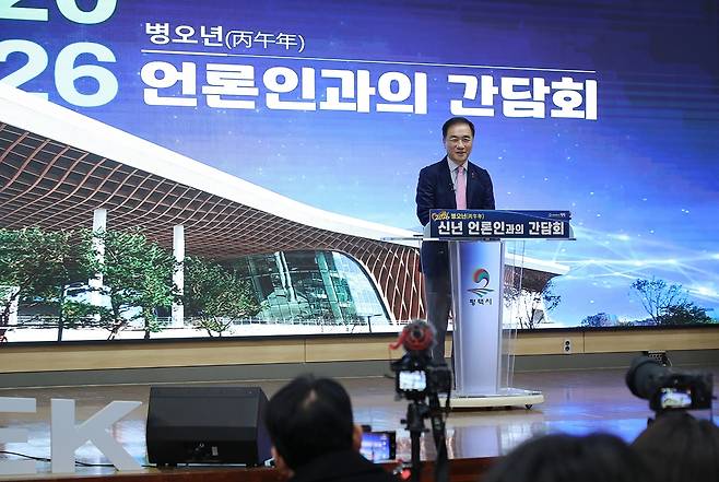 정장선 평택시장이 19일 평택시청에서 열린&nbsp;신년 간담회에서 인사말을 하고 있다. 평택시 제공