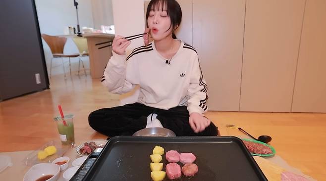 국내 대표 ‘먹방 유튜버’로 알려진 쯔양(본명 김정원)이 지난 16일 자신의 공식 유튜브 채널에 올린 약 25분 분량의 ‘하루 종일 배달 음식만 먹어봤습니다’ 제목 영상에서 음식을 먹고 있다. 유튜브 채널 ‘tzuyang쯔양’ 영상 캡처