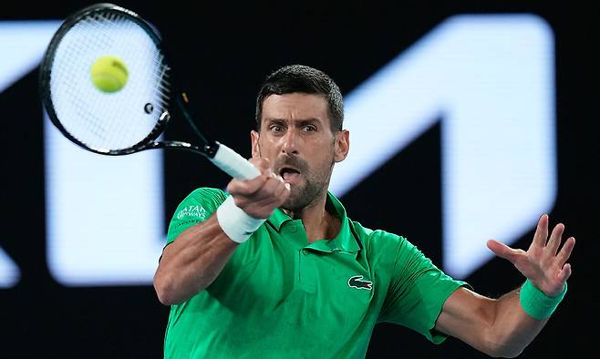 노바크 조코비치가 지난 19일 호주 멜버른에서 열린 호주오픈 남자 단식 1회전에서 페드로 마르티네스를 상대로 강력한 포핸드 스트로크를 날리고 있다. 멜버른=AP연합뉴스