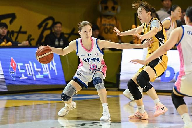 드리블하는 윤예빈. 2026.1.19 WKBL 제공