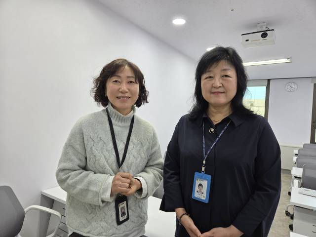 기상콜센터에서 근무 중인 이향미 상담사(왼쪽)과 채민정 상담사가 인터뷰를 진행하고 있다. 과천=박민주 기자