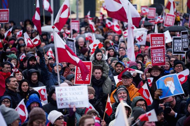 17일(현지 시간) 그린란드 누크에서 트럼프 대통령의 병합 구상에 반대하는 시민들이 미국 영사관을 향해 행진하고 있다. AP연합뉴스