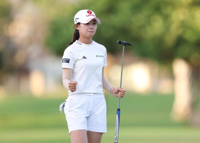 퍼팅을 성공한 뒤 기뻐하고 있는 황유민. 사진 제공=대홍기획