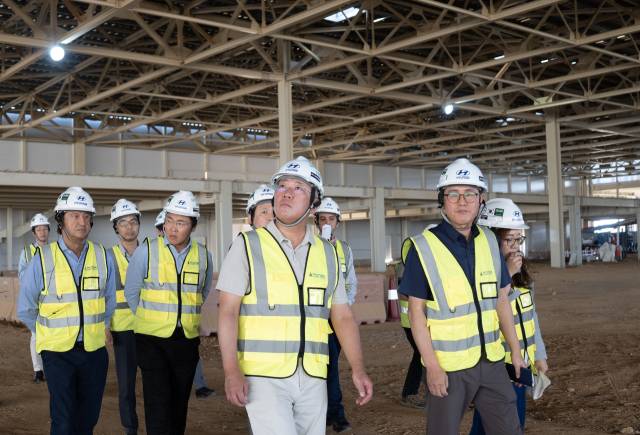 정의선(오른쪽 두번째) 현대차그룹 회장과 호세 무뇨스(왼쪽 첫번째) 현대차 사장이 박원균(오른쪽 첫번째) 현대차 HMMME 법인장으로부터 사우디 신공장 건설 진행 현황을 들으며 공장을 둘러보고 있다. 사진제공=현대차