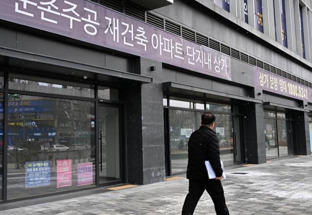 12일 서울 강동구 올림픽파크포레온 아파트 단지 상가가 비어 있는 모습을 보이고 있다. 성형주 기자