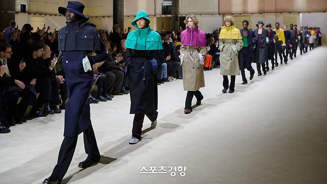 밀라노 프라다 패션쇼에서 런웨이를 펼치고 있는 모델들. 프라다 제공