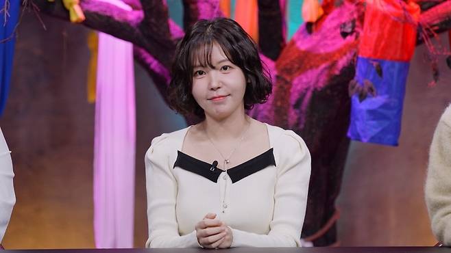 20일 방송되는 SBS Plus ‘신빨토크쇼 귀묘한 이야기 2’에 출연한 가수 겸 DJ 레이나. 사진 SBS Plus
