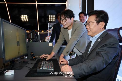 이재명 대통령이 지난해 10월 15일 서울 성동구 복합문화공간 펍지(PUBG) 성수에서 K-게임현장간담회를 갖기 전 크래프톤의 신작 게임 ‘인조이’를 체험해보고 있다. | 김창길 기자