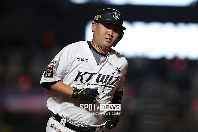 ▲ KT 위즈가 내부 자유계약 선수인 주전 포수 장성우와 또 만났다. 지난 16일 협상 테이블을 차린 뒤 18일에도 만나 대화를 나눴다. ⓒ곽혜미 기자