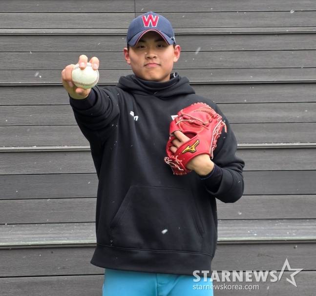 휘문고 김단이 최근 휘문고 운동장에서 스타뉴스와 만나 포즈를 취하고 있다. /사진=김동윤 기자