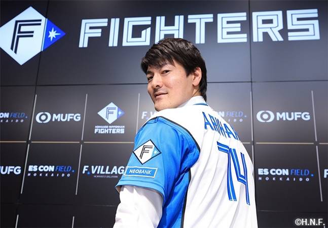 지난 13일 입단 기자회견에 나선 아리하라. /사진=닛폰햄 파이터스 공식 홈페이지