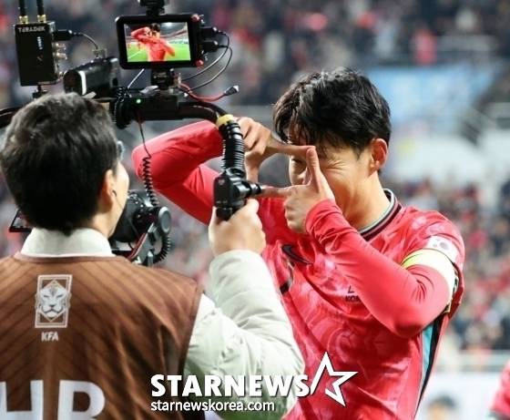 손흥민이 대전월드컵경기장에서 열린 볼리비아(76위)와 친선경기에서 선제골을 넣고 '찰칵' 세리머니하고 있다. /사진=강영조 선임기자