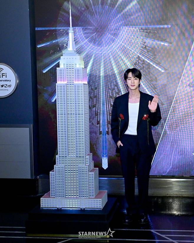 방탄소년단(BTS) 진이 2025년 5월 20일 뉴욕에서 두 번째 솔로 앨범 '에코(Echo)' 발매를 기념하며 엠파이어 스테이트 빌딩을 점등하고 있다. /AFPBBNews=뉴스1= 스타뉴스