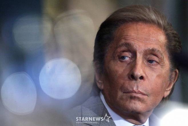 (빈 로이터=뉴스1) 윤다정 기자 = 2009년 12월 28일(현지시간) 이탈리아의 패션 디자이너 발렌티노 가라바니가 오스트리아 빈에서 열린 2010년 신년 음악회를 앞두고 열린 기자회견에서 발언을 듣고 있다. 당시 발렌티노는 신년 음악회에 출연하는 무용수들의 의상을 디자인했다. 2016년 1월 19일 발렌티노 가라바니 및 지안카를로 지암메티 재단은 발렌티노가 이탈리아 로마의 자택에서 세상을 떠났다고 발표했다. 2009.12.28.  ⓒ 로이터=뉴스1  Copyright (C) 뉴스1. All rights reserved. 무단 전재 및 재배포,  AI학습 이용 금지. /사진=(빈 로이터=뉴스1) 윤다정 기자