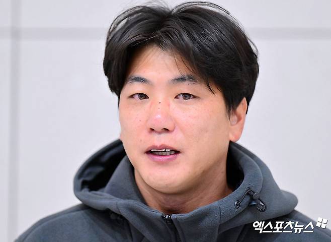 2026시즌 스프링캠프 1차 훈련 나서는 SSG 선발대가 19일 오전 인천국제공항을 통해 미국 플로리다로 출국했다.  출국 전 인터뷰하는 김광현. 인천공항, 김한준 기자