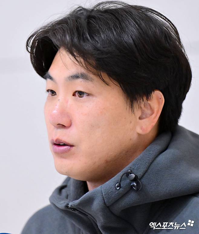 2026시즌 스프링캠프 1차 훈련 나서는 SSG 선발대가 19일 오전 인천국제공항을 통해 미국 플로리다로 출국했다.  출국 전 인터뷰하는 김광현. 인천공항, 김한준 기자