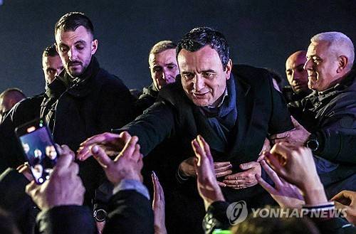 지난달 총선 당시 지지자들에게 인사하는 자결당의 알빈 쿠르티 임시 총리 [EPA 연합뉴스 자료사진. 재판매 및 DB 금지]