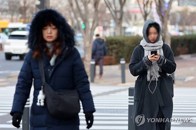 대한 추위에 꽁꽁 싸맨 시민들 (광주=연합뉴스) 조남수 기자 = 절기 대한인 20일 광주 서구 상무중앙로에서 두꺼운 외투를 착용한 시민들이 이동하고 있다. 2026.1.20 iso64@yna.co.kr