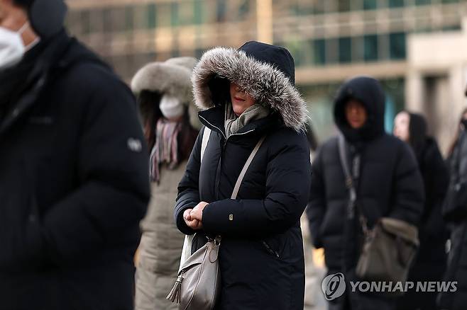 한파 (서울=연합뉴스) 윤동진 기자 = 한파특보가 발령된 20일 서울 세종대로 사거리에서 시민들이 횡단보도를 건너고 있다. 2026.1.20 mon@yna.co.kr