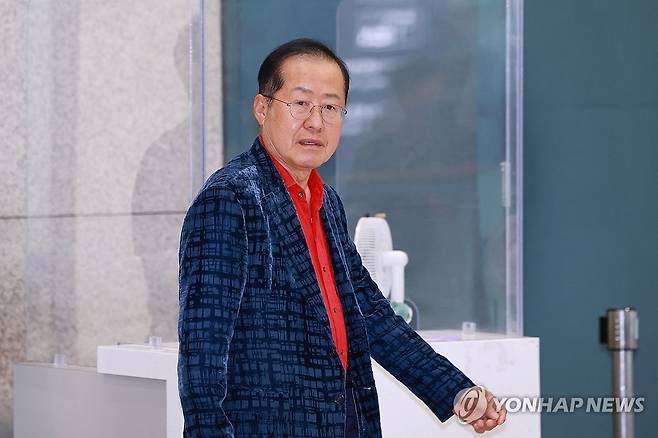 홍준표 전 대구시장 귀국 (영종도=연합뉴스) 신현우 기자 = 홍준표 전 대구시장이 17일 인천국제공항 제1여객터미널을 통해 귀국하고 있다. 홍 전 시장은 지난 4월 국민의힘 대선 후보 경선에서 패배한 뒤 탈당하고 미국 하와이에 머물렀다. 2025.6.17 nowwego@yna.co.kr