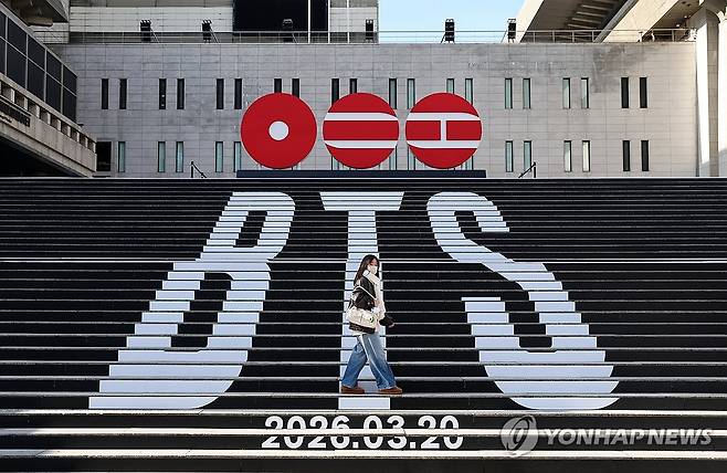 BTS로 꾸민 세종문화회관 계단…3월 컴백 앞두고 전 세계 홍보 (서울=연합뉴스) 윤동진 기자 = 6일 서울 세종문화회관 계단이 오는 3월 정규 5집으로 돌아오는 그룹 방탄소년단(BTS) 관련 홍보로 꾸며져 있다. 2026.1.6 mon@yna.co.kr