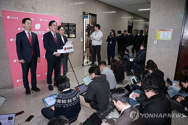 쌍특검 등 현안 관련 발언하는 송언석 원내대표 (서울=연합뉴스) 신현우 기자 = 국민의힘 송언석 원내대표가 쌍특검 등 현안과 관련해 백브리핑하고 있다. 송 원내대표 양 옆으로는 최은석 원내수석대변인과 조지연 원내부대표. 2026.1.20 nowwego@yna.co.kr