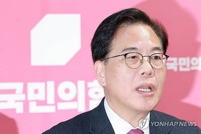 현안 관련 백브리핑하는 송언석 원내대표 (서울=연합뉴스) 신현우 기자 = 국민의힘 송언석 원내대표가 쌍특검 등 현안과 관련해 백브리핑하고 있다. 2026.1.20 nowwego@yna.co.kr