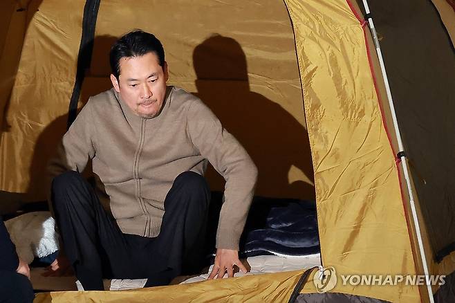 엿새째 단식하는 국민의힘 장동혁 대표 (서울=연합뉴스) 신현우 기자 = 더불어민주당에 통일교·공천헌금 '쌍특검' 수용을 요구하며 엿새째 단식 농성 중인 국민의힘 장동혁 대표가 20일 국회 로텐더홀 단식 농성장에 마련한 텐트에서 일어나고 있다. 2026.1.20 nowwego@yna.co.kr