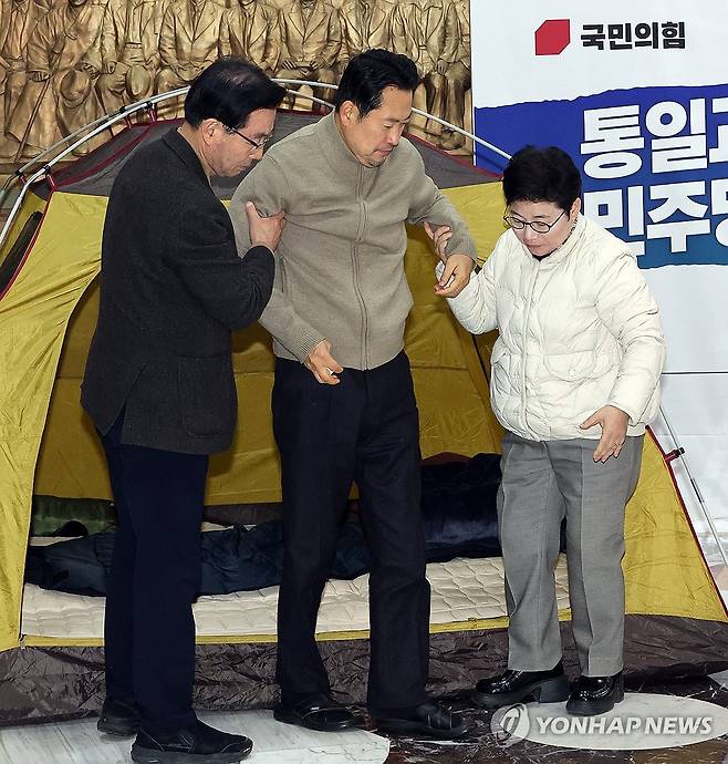임이자 의원 부축받는 장동혁 대표 (서울=연합뉴스) 배재만 기자 = 통일교·공천헌금 '쌍특검' 수용을 요구하며 엿새째 단식 농성 중인 국민의힘 장동혁 대표가 20일 국회 로텐더홀 단식 농성장 텐트를 나오며 임이자 의원의 부축을 받고 있다. 2026.1.20 scoop@yna.co.kr