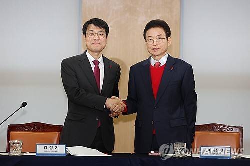 행정통합위해 손 맞잡은 대구·경북 (안동=연합뉴스) 김현태 기자 = 20일 오후 경북 안동시 경상북도청에서 열린 대구·경북 행정통합 추진협의 회의에서 이철우 경북지사(오른쪽)와 김정기 대구시장 권한대행 행정부시장(왼쪽)이 악수하고 있다. 2026.1.20 mtkht@yna.co.kr