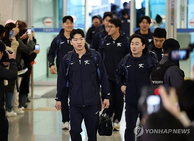 WBC 1차 캠프지 향하는 야구대표팀 (영종도=연합뉴스) 윤동진 기자 = 박해민(왼쪽), 신민재를 비롯한 한국 야구대표팀 선수들이 9일 인천국제공항 1터미널에서 월드베이스볼클래식(WBC) 1차 캠프지인 사이판으로 출국하고 있다. 2026.1.9 mon@yna.co.kr