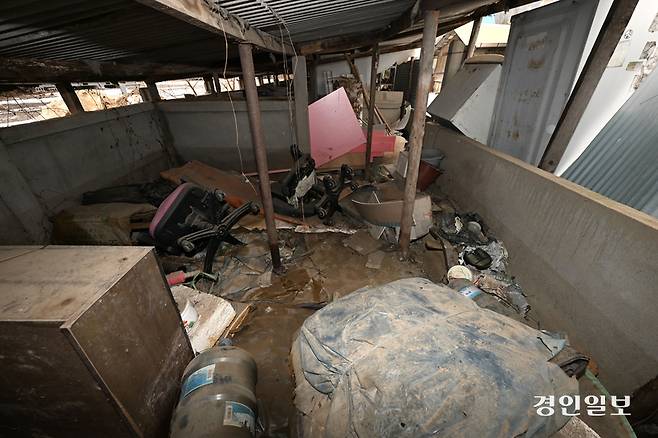 지난해 발생한 폭우로 가평군 조종면 일대에 큰 피해가 발생했지만 복구가 충분히 이뤄지지 않고 있다. 사진은 18일 가평군 조종면 일대에서 지난해 폭우로 인해 건물이 훼손된 채 복구가 지연되고 있는 현장. 2026.1.18 /최은성기자 ces7198@kyeongin.com