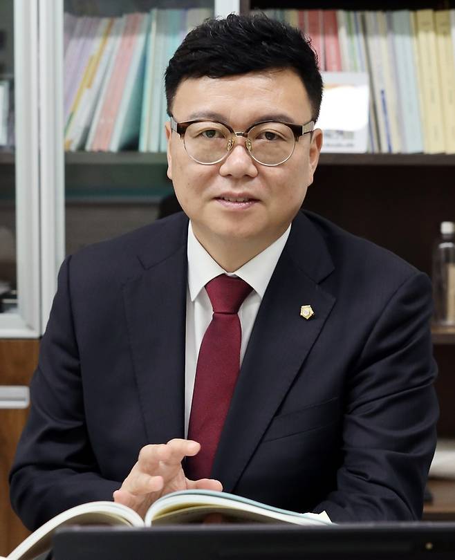 김태은 의정부시의회 의원연구단체 '역세권 도시개발 사업 연구회'의 대표의원이 의정부 전시컨벤션센터의 지역경제 파급효과를 설명하고 있다. 박홍기기자