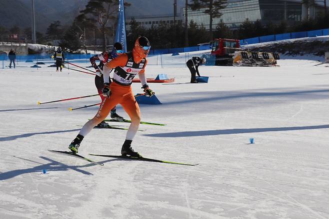 21일 강원도 평창군 알펜시아 크로스컨트리센터에서 열린 제56회 대한스키·스노보드협회장배 전국스키대회 크로스컨트리 남자 15세 이하부 스프린트에서 우승을 차지한 백승찬(평택 세교중)이 역주하고 있다.