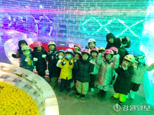 ◇춘천시 동내면 자작나무 어린이집 어린이 20여 명이 최근 세계 최대 실내얼음조각광장을 찾아 대형 얼음 미끄럼틀을 체험했다. 화천=장기영기자