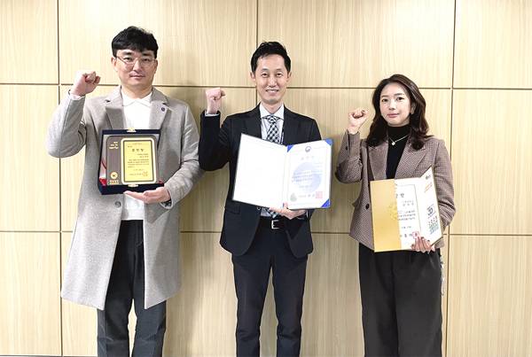 인제대학교가 'RISE사업단 성과포럼'에서 표창을 수상했다. (왼쪽부터) 김경덕 팀장 유원규 기획운영국장 강수진 팀장. / 인제대