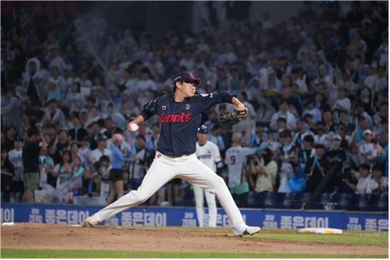 NC파크에서 역투하는 박세웅/사진=김부희제공